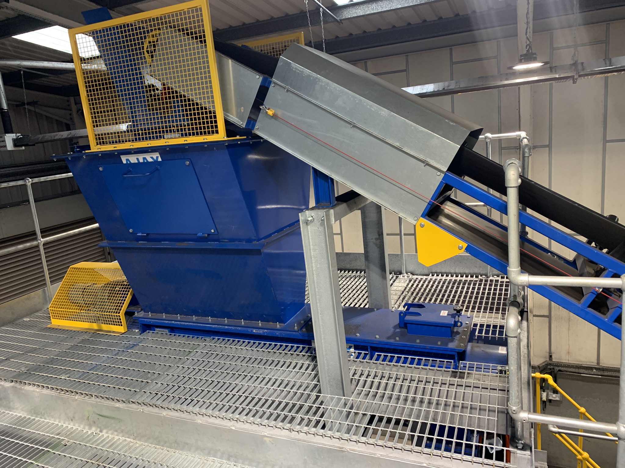 Feed system for iron ore pilot plant