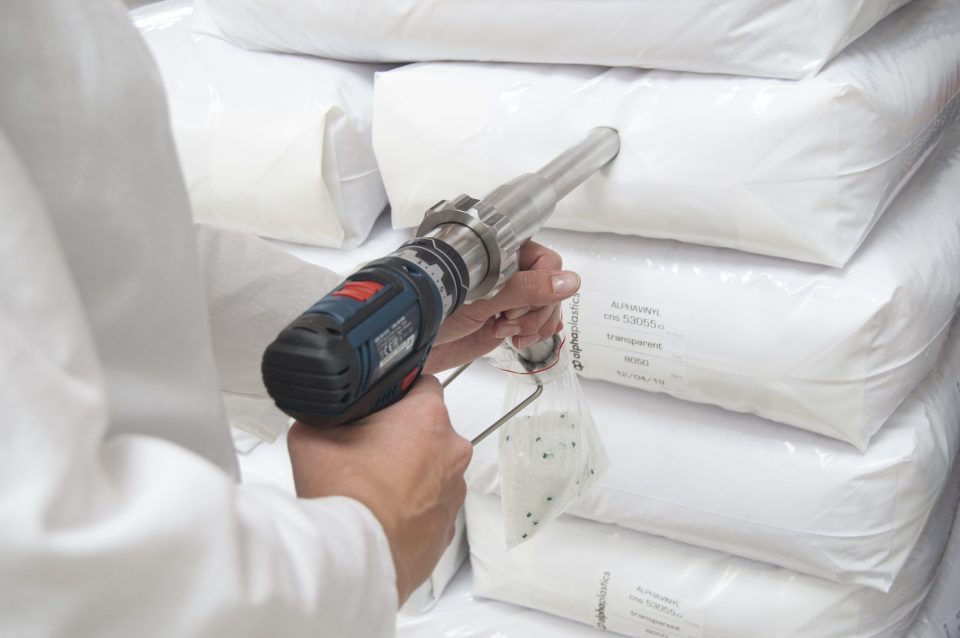 Electric sampler for bulk goods