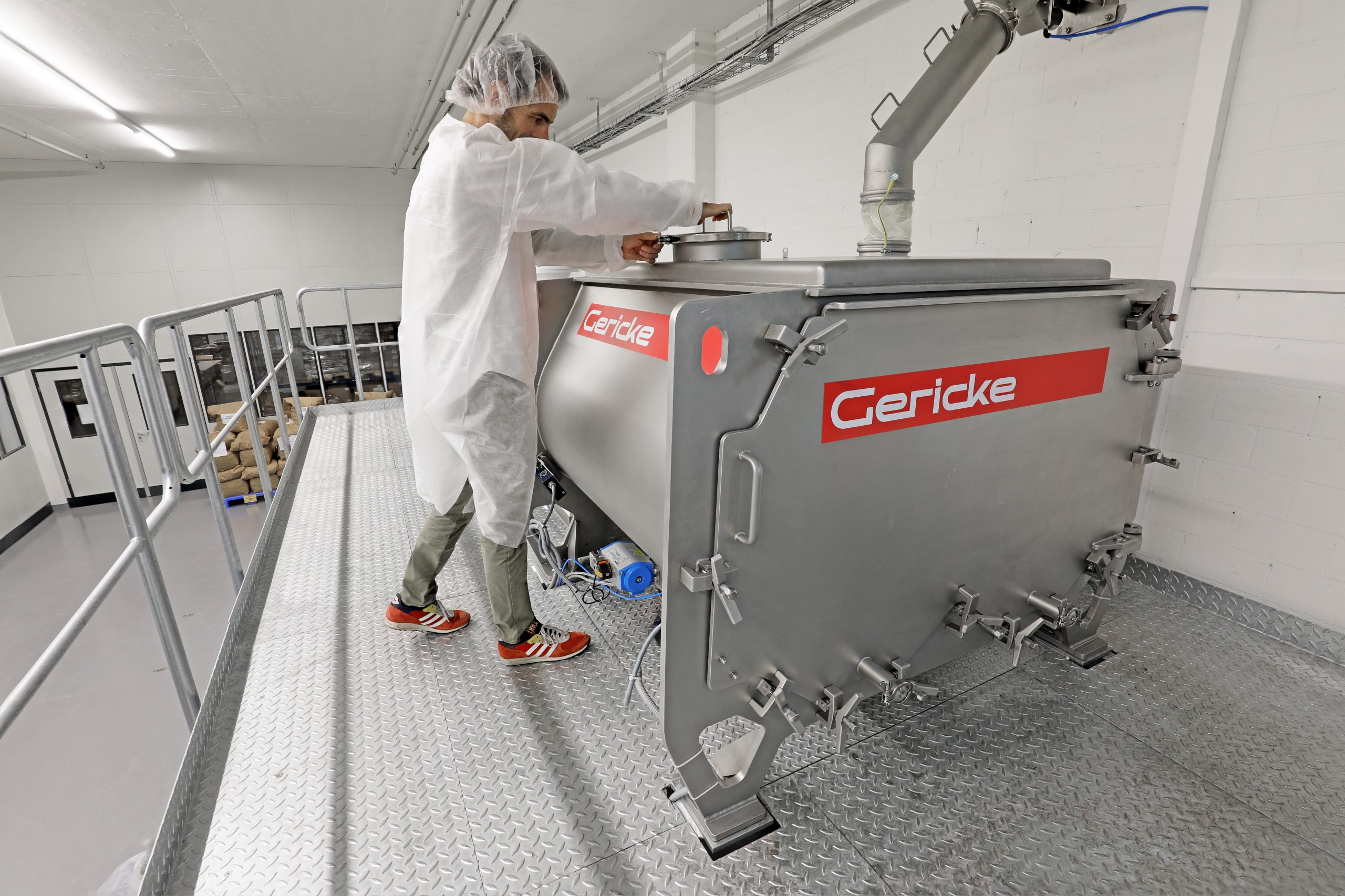 Powder blending for allergen control and cleaning efficiency