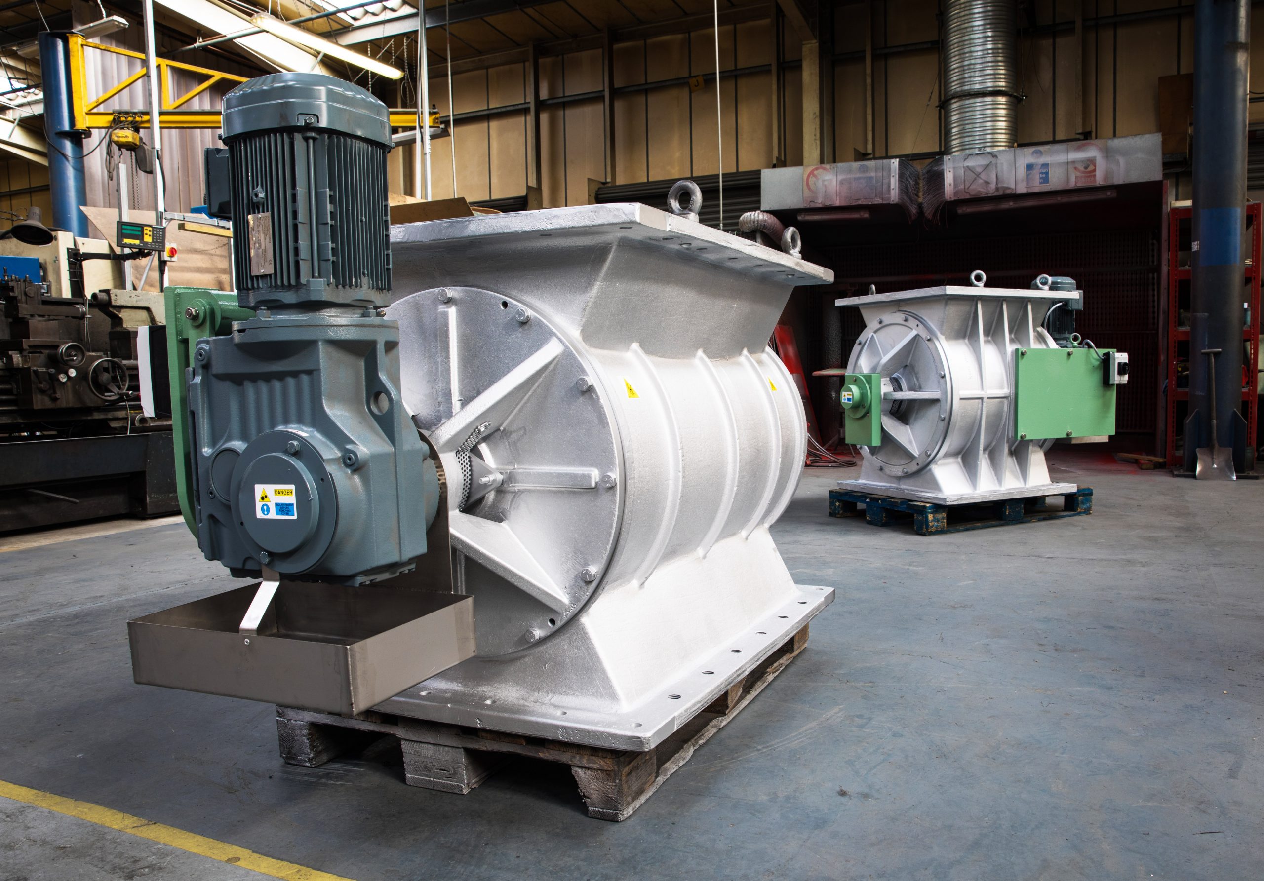 Rotary valves for corrosive atmospheres and abrasive products